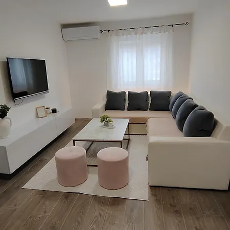 Apartments&pool Luminous Appartement