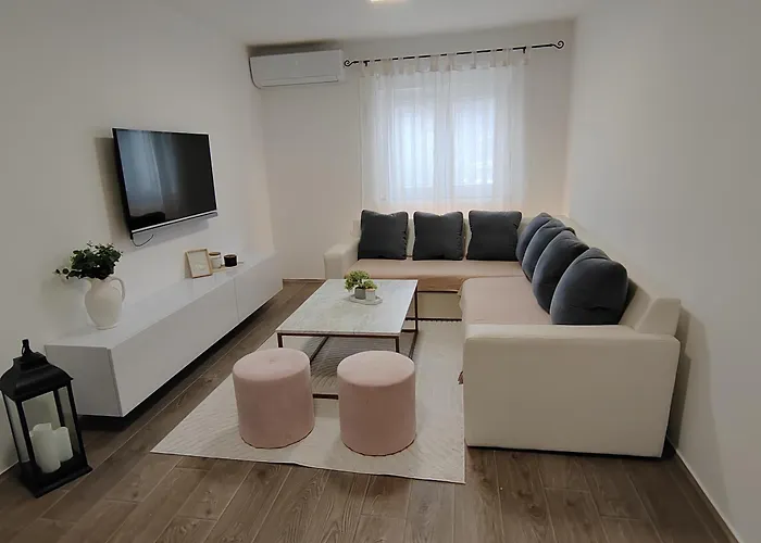 Apartments&pool Luminous Appartement