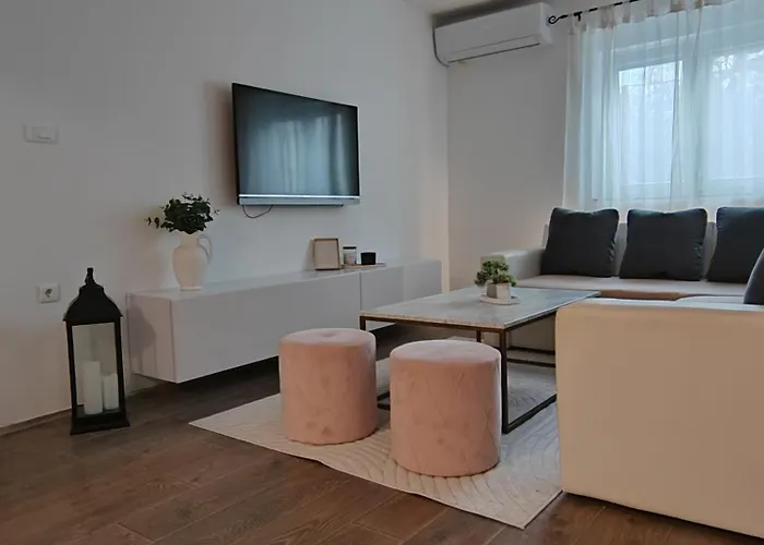 Apartments&pool Luminous Appartement