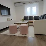 Apartamento And Pool Luminous Pula