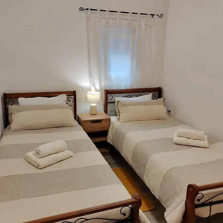 Lejlighed And Pool Luminous