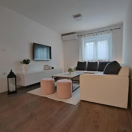 Apartman And Pool Luminous Pula