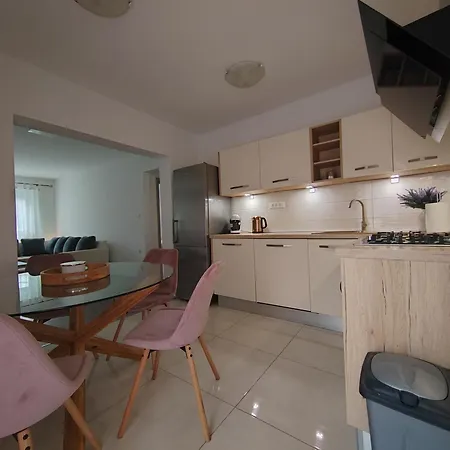 Apartman And Pool Luminous Pula