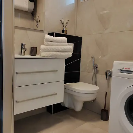 Apartman And Pool Luminous Pula