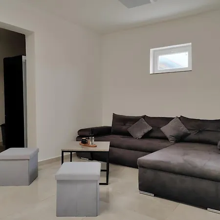 Apartman And Pool Luminous Pula