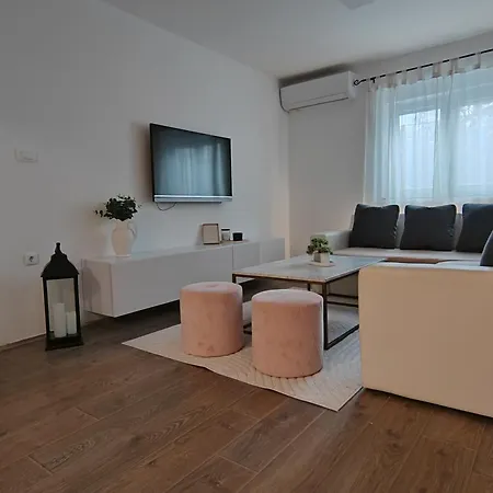 And Pool Luminous Apartman