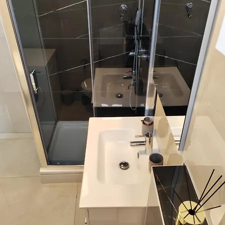 And Pool Luminous Apartman