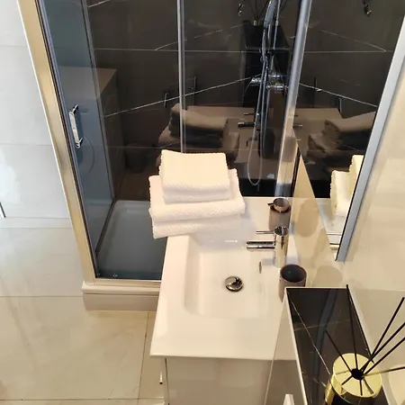 Lejlighed And Pool Luminous *