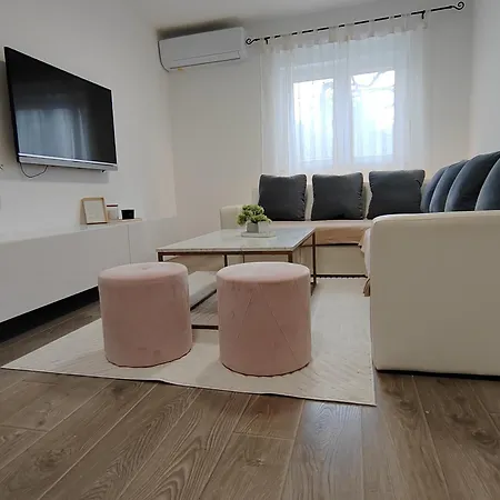 Apartman And Pool Luminous Pula