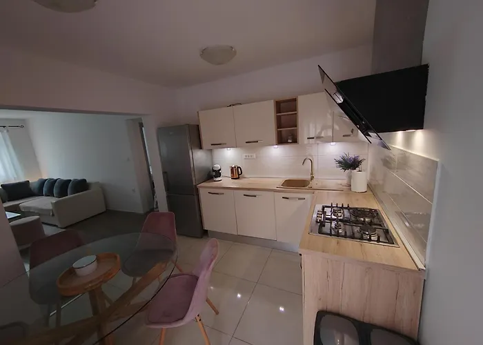 Lägenhet And Pool Luminous