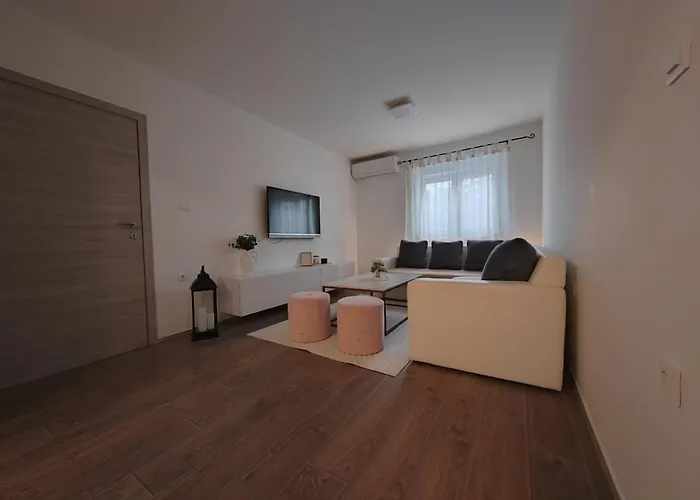 Lägenhet And Pool Luminous *