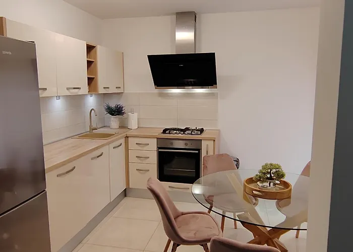 Lägenhet And Pool Luminous